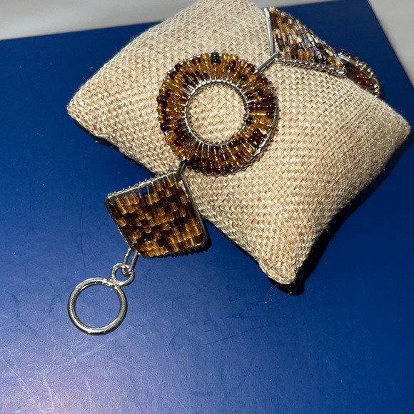 Interesting tortoise colored seed bead wired wrapped woven toggle clasp bracelet - Picture 7 of 12